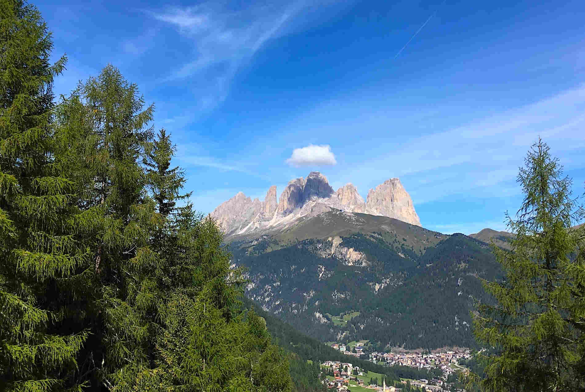 Trekking e camminate in Val di Fassa - Panorama sul Sassolungo e Canazei da Baita Locia