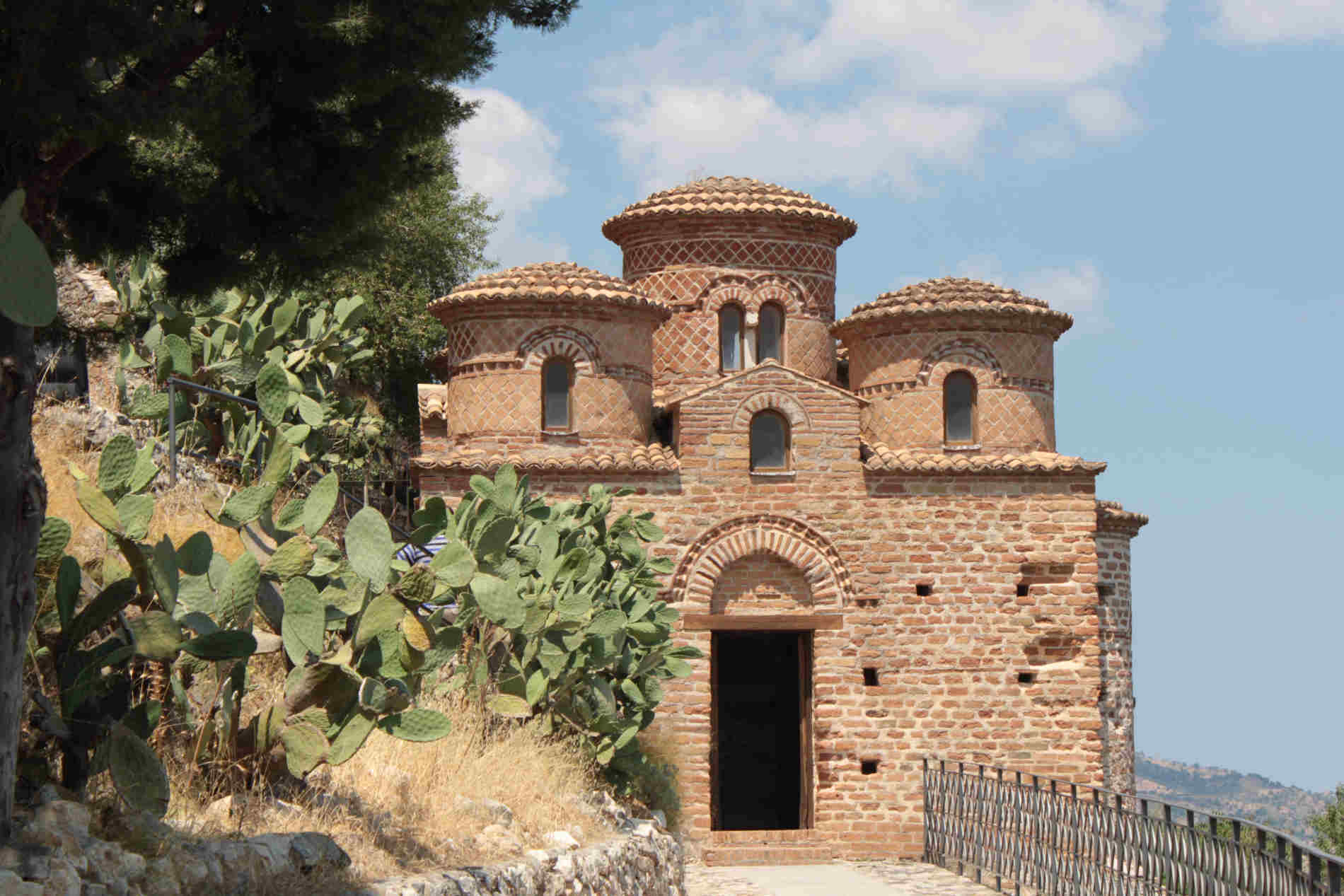 Borghi da visitare in Italia Stilo, in Calabria. La Cattolica di Stilo, chiesa bizantina è nella Tentative List UNESCO per l'Italia