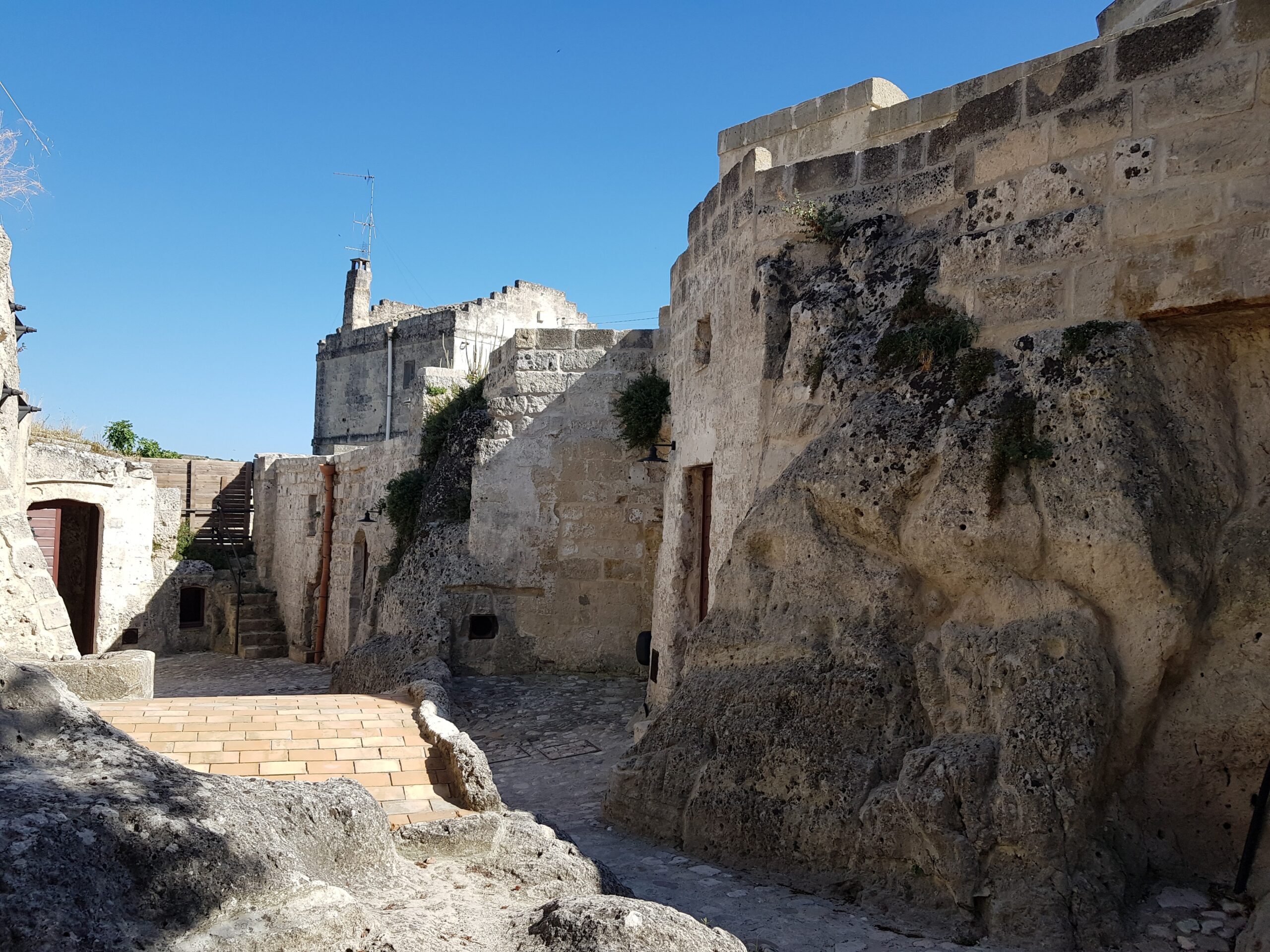 Case grotte in un vicinato a pozzo oggi a Matera città dei Sasii e delle Acue