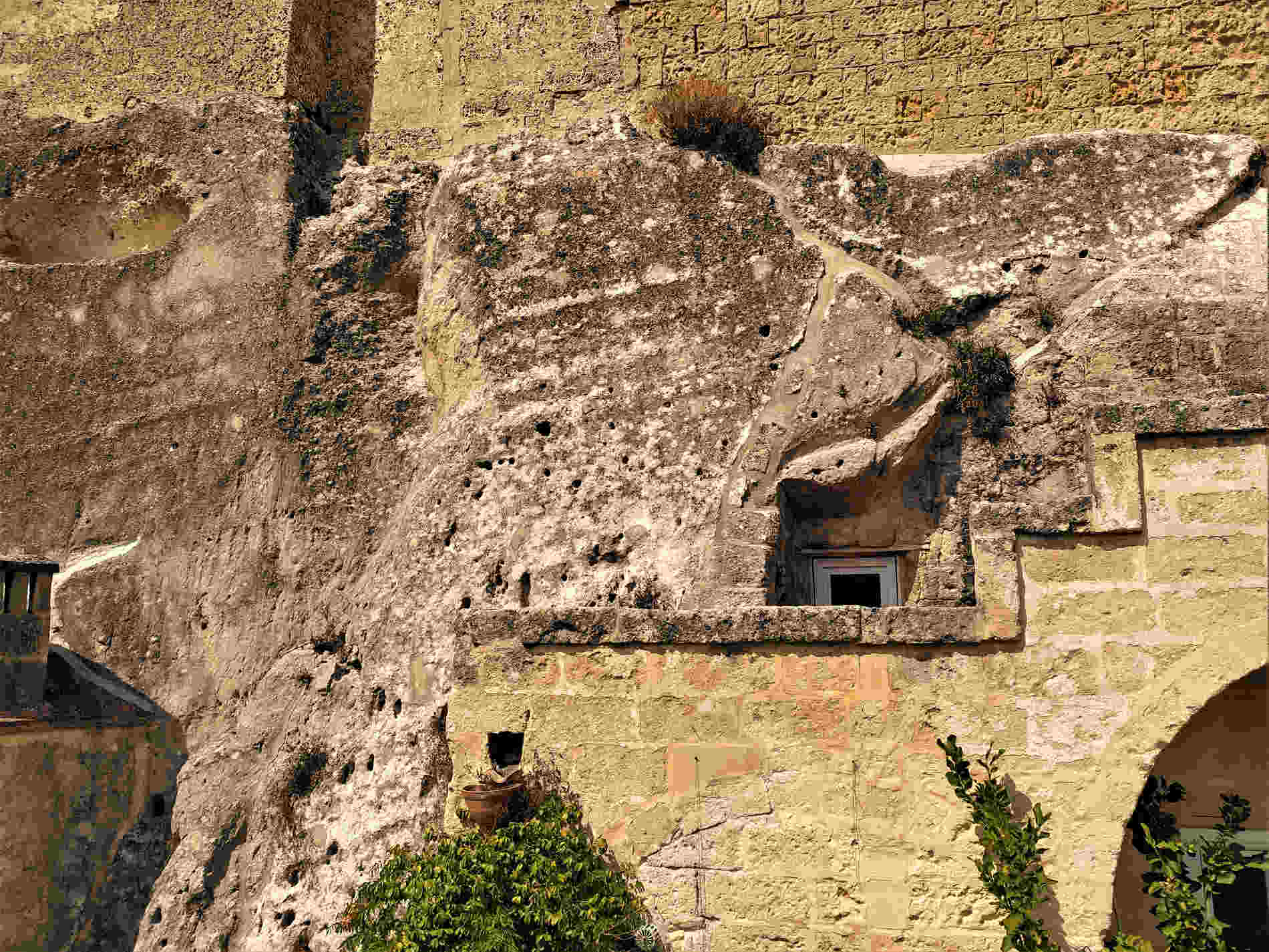 Canalizzazioni per la raccolta delle acque sui muri e nella roccia dei Sassi