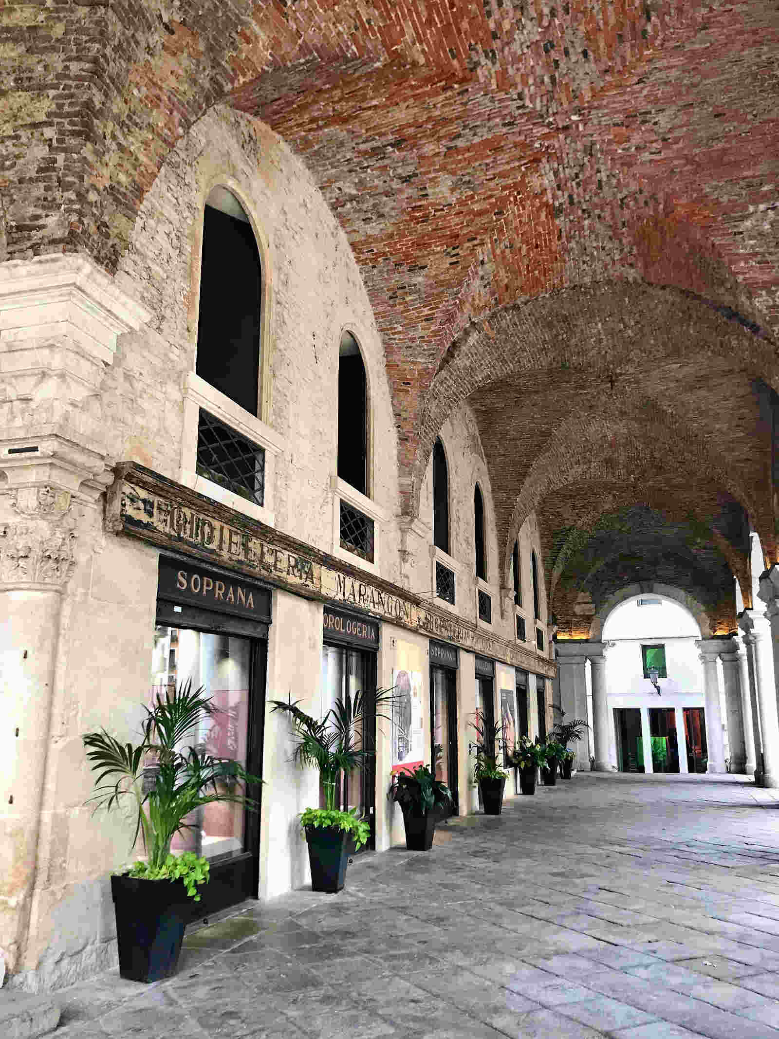 portici nel centro storico di Vicenza veneto italia sito UNESCO italiano