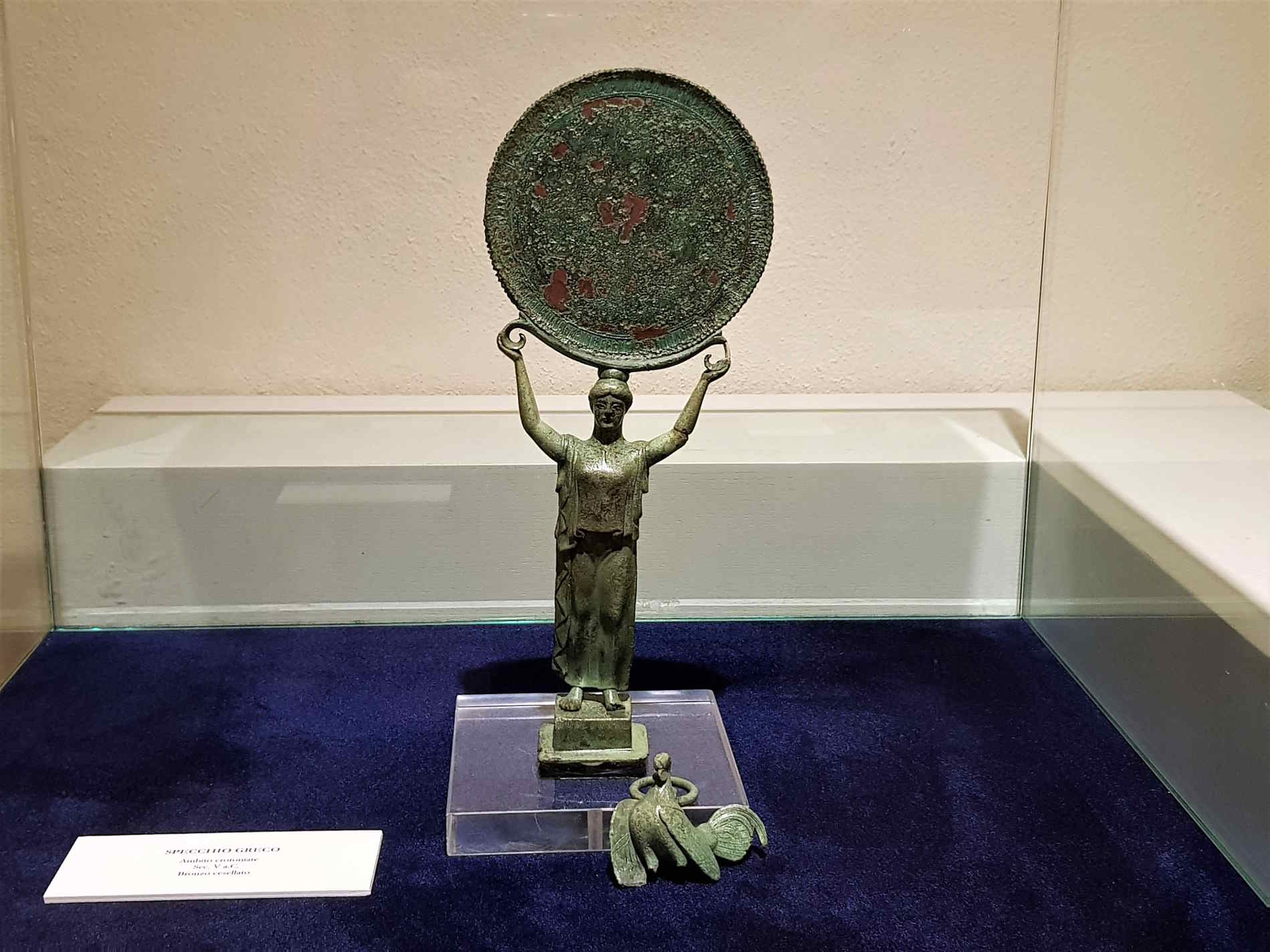 Specchio magno greco bronzeo del V secolo a.C. al Museo Diocesano e del Codex