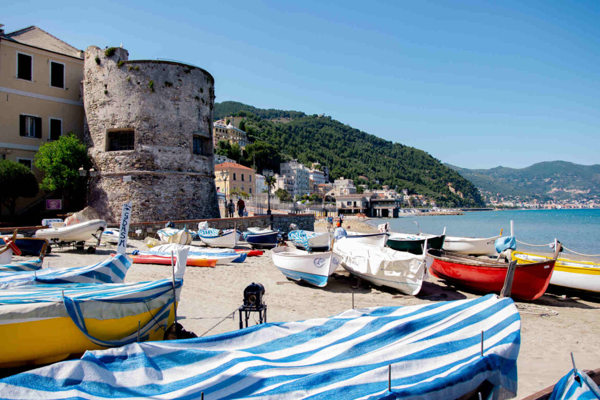 Borgo e spiaggia di Laigueglia, Liguria Italia