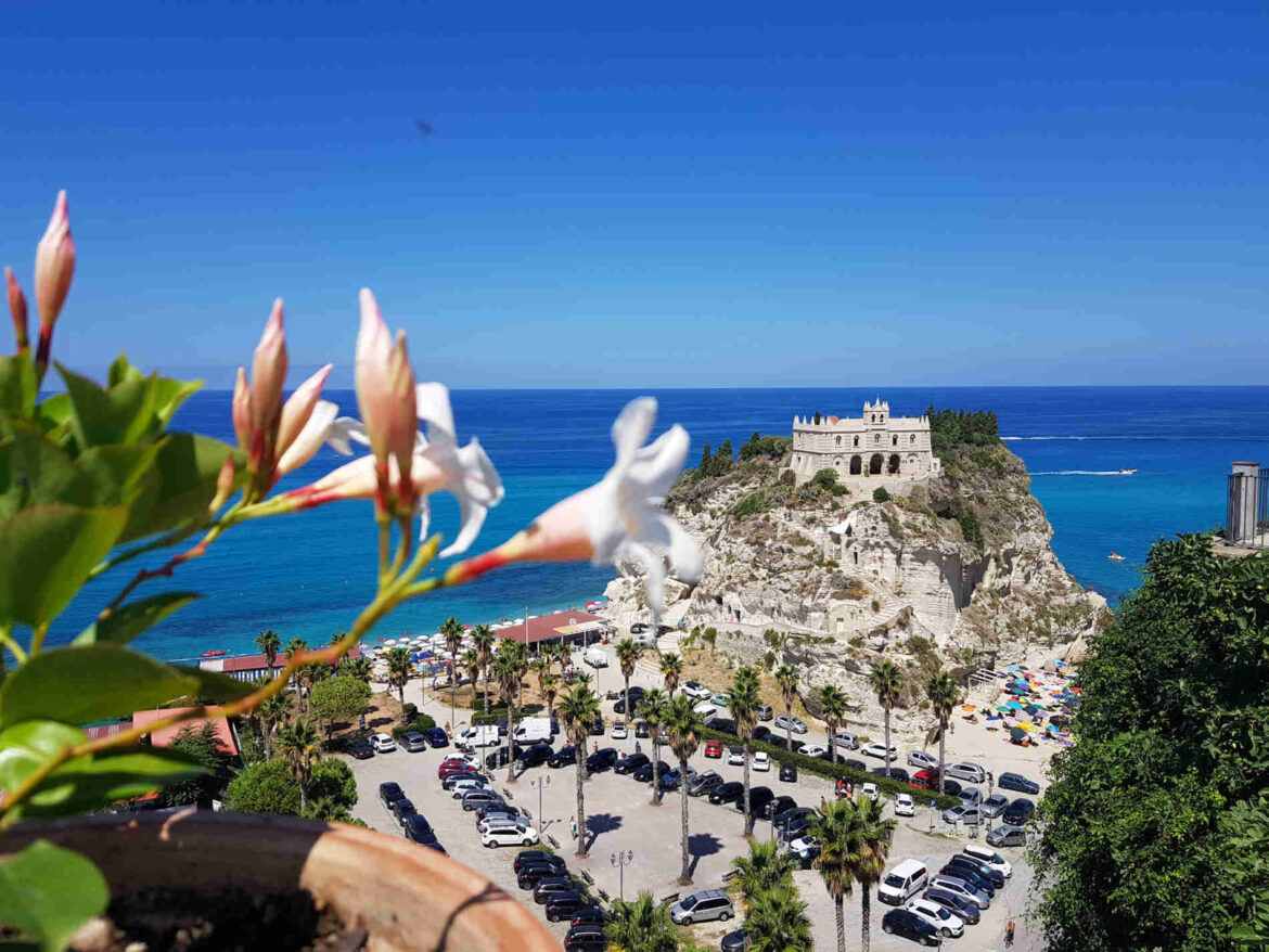 Panorama su Santa Maria dell'Isola a Tropea uno dei Borghi più belli d'Italia