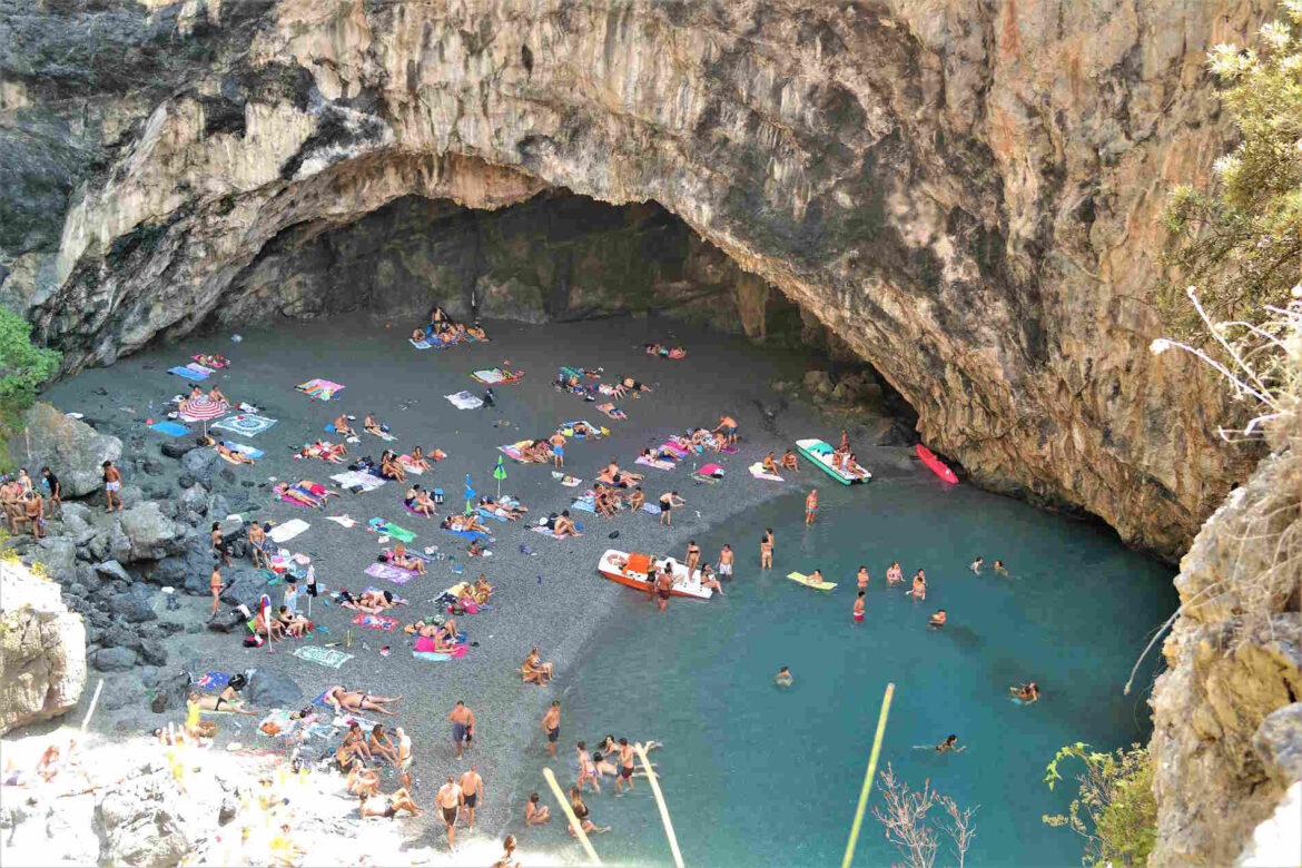 Migliori spiagge italianeLa spiaggia e la grotta dell'Arcomagno