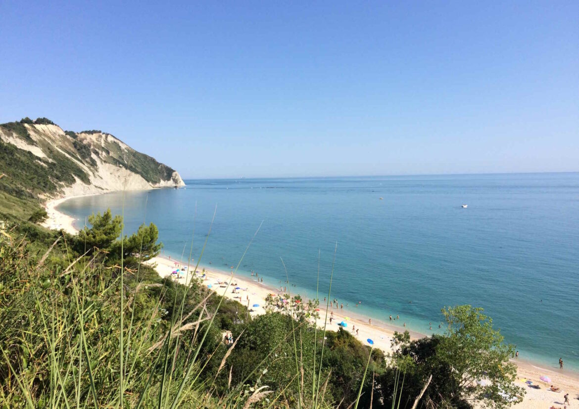 Paesaggi del Conero nelle Marche dalla spiaggia di Mezzavalle Idee per una vacanza italiana