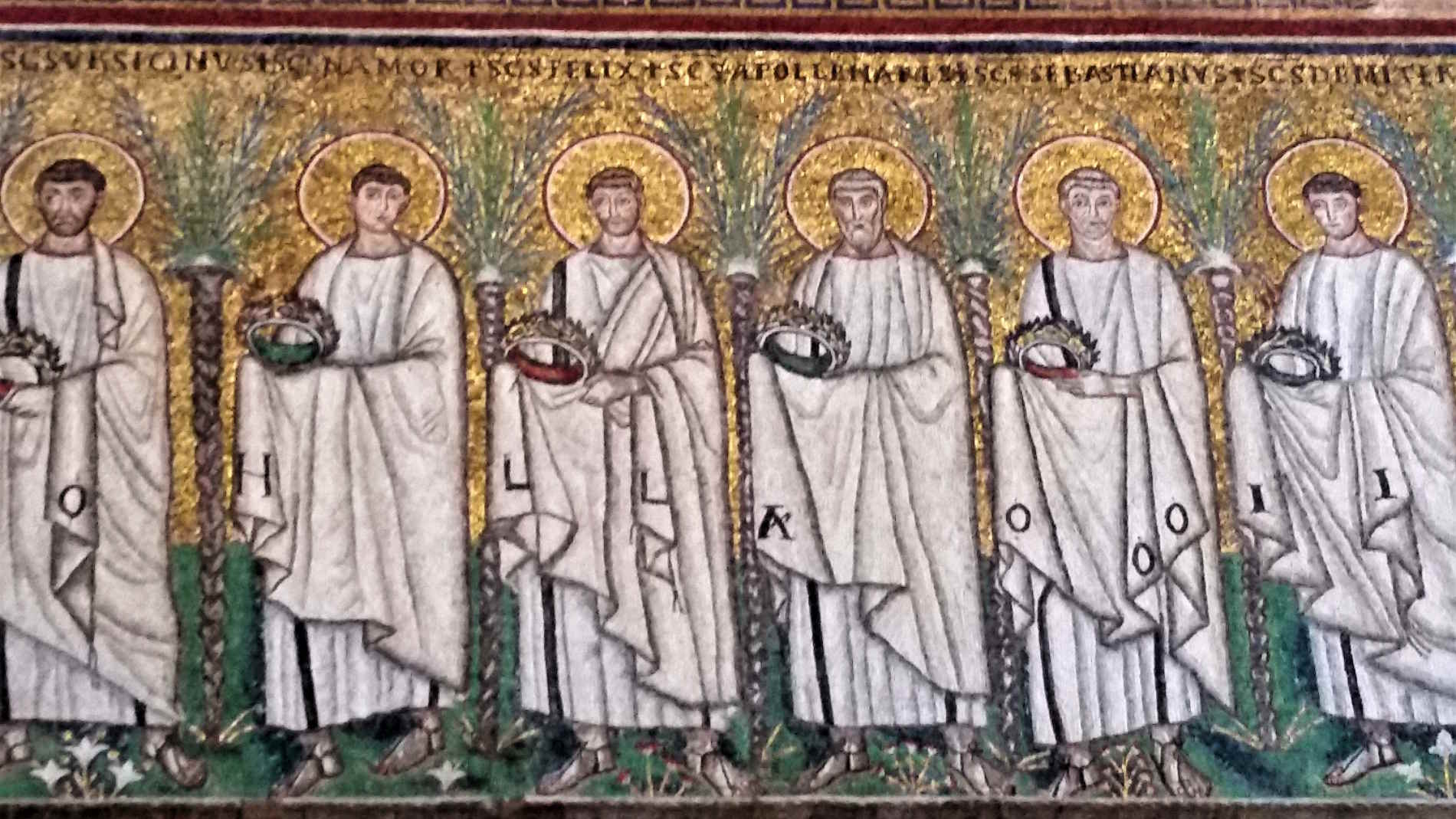 Mosaici della processione dei martiri nella Navata centrale della Basilica di Sant'Apollinare Nuovo a Ravenna cose da vedere e fare a Ravenna