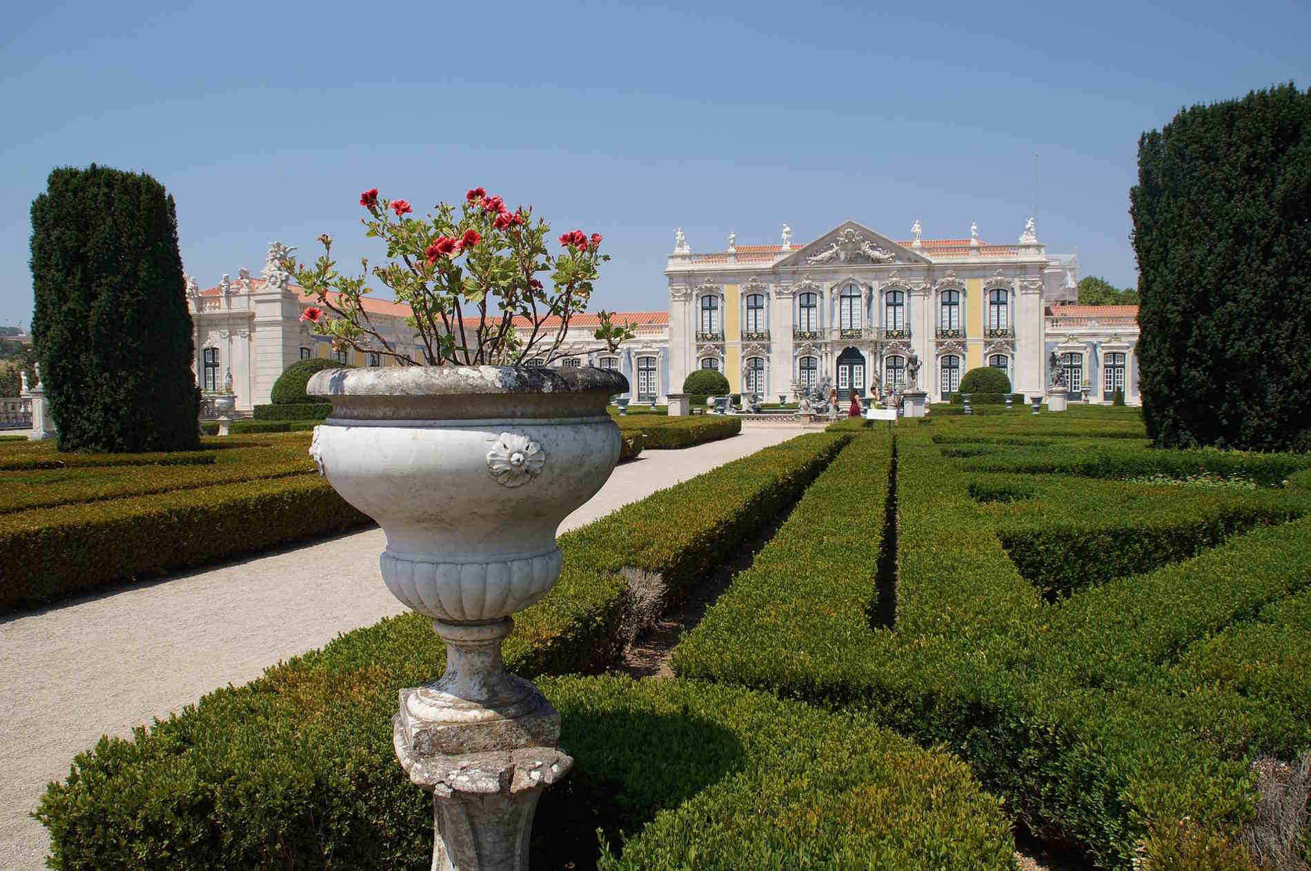Vista del Palazzo nazionale di Queluz e i suoi giardini