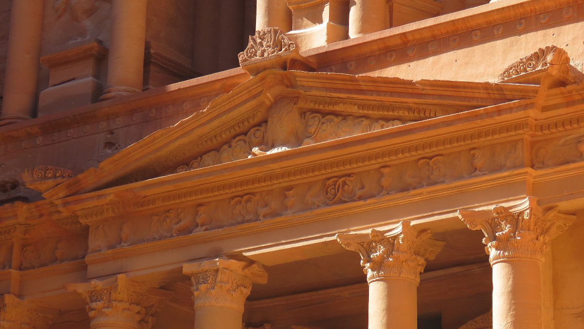 Particolari dell'architettura della facciata del Tesoro del Faraone a Petra Giordania Jordan spunti di viaggio