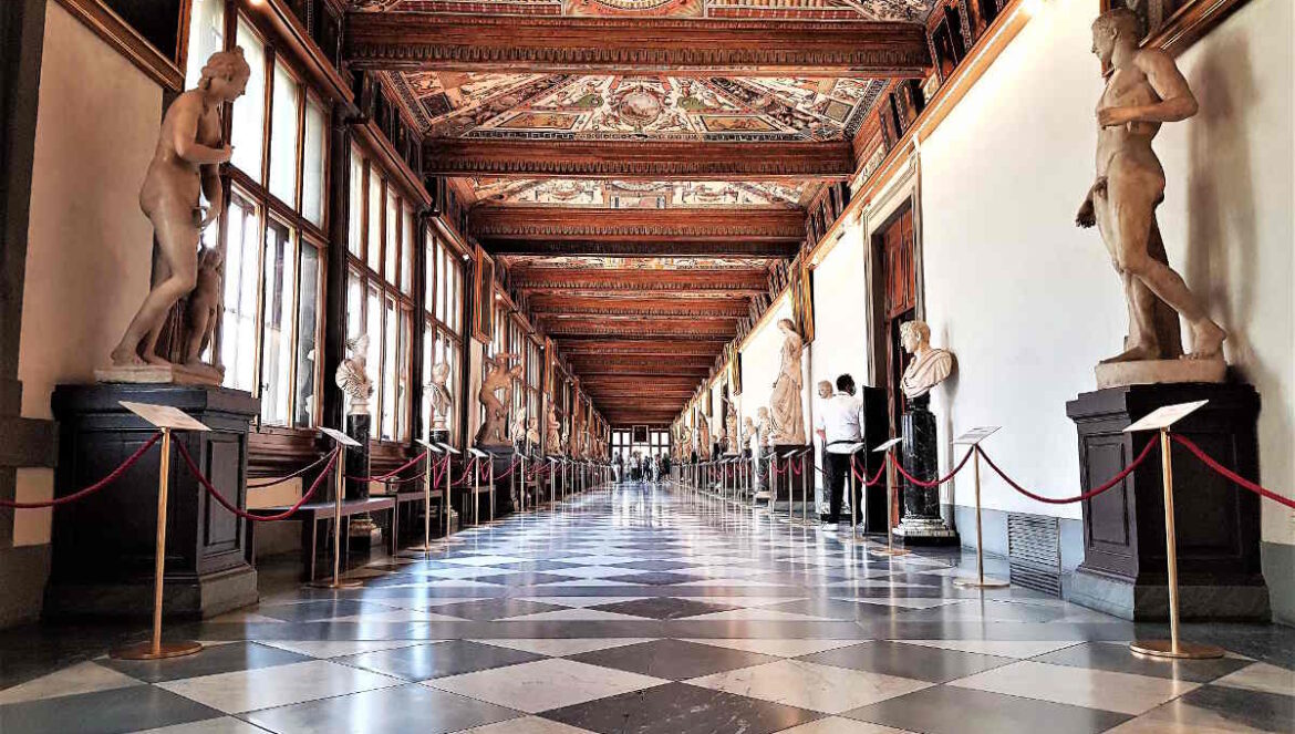 Cosa vedere nella Galleria degli Uffizi a Firenze - I corridoi del palazzo del Vasari e le statue