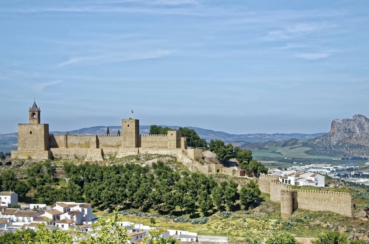 Il profilo delle antiche mura di Antequera in Andalusia, Spagna