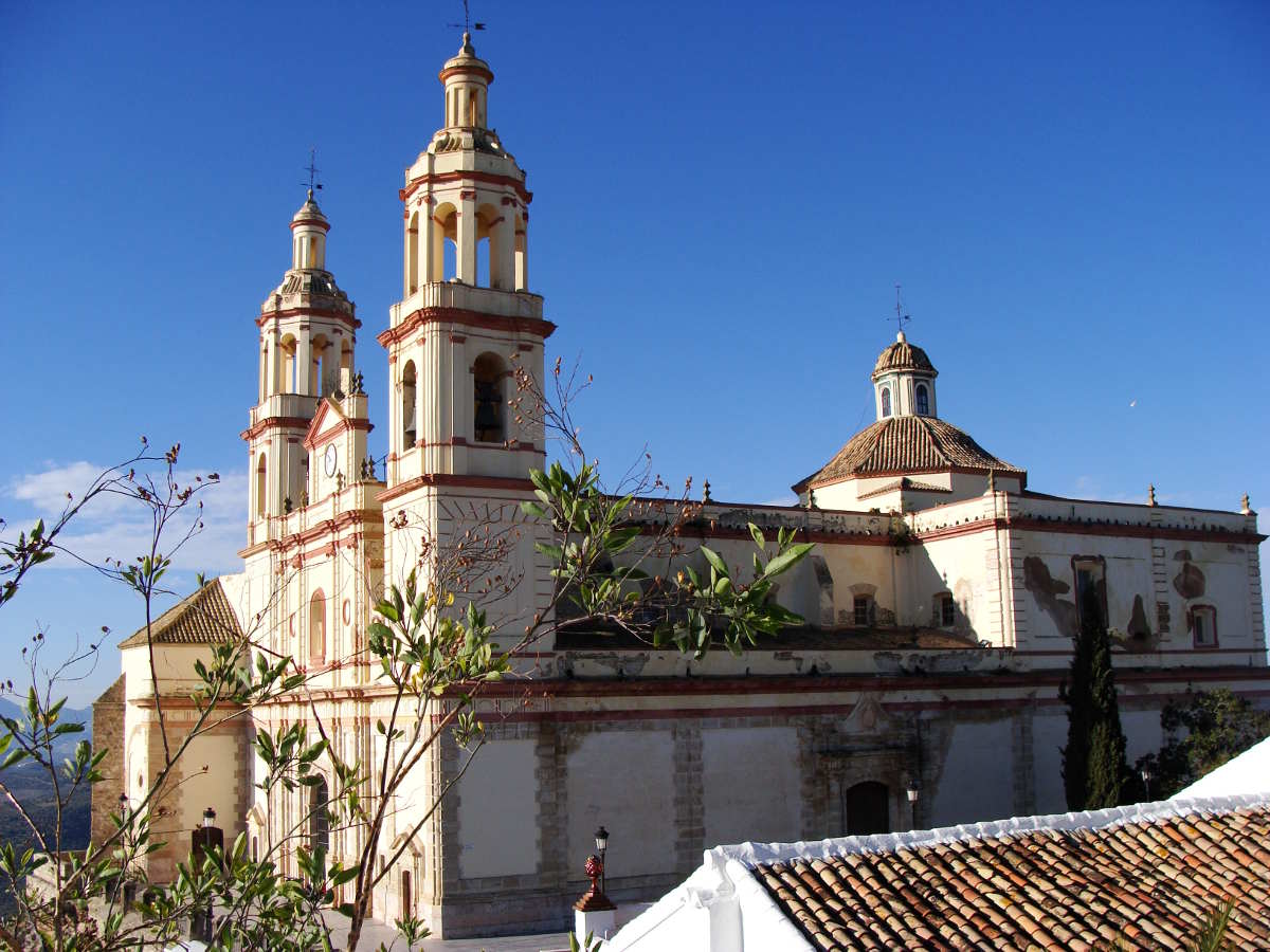 La Chiesa di Nuestra Señora de la Encarnación nel villaggio bianco di Olvera in Andalusia