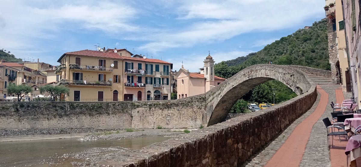 Borghi da non perdere in Italia - Il ponte su fiume a Dolceacqua