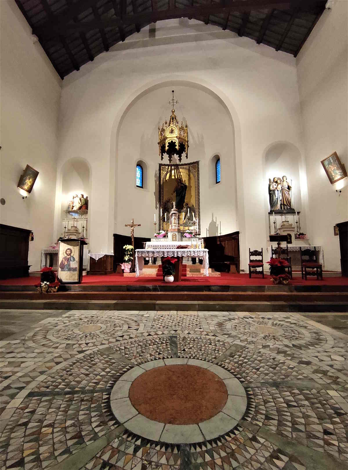 Altare e pavimentazione mosaicata dell'Abbazia di Santo Stefano a Due Carrare Padova Veneto Italia