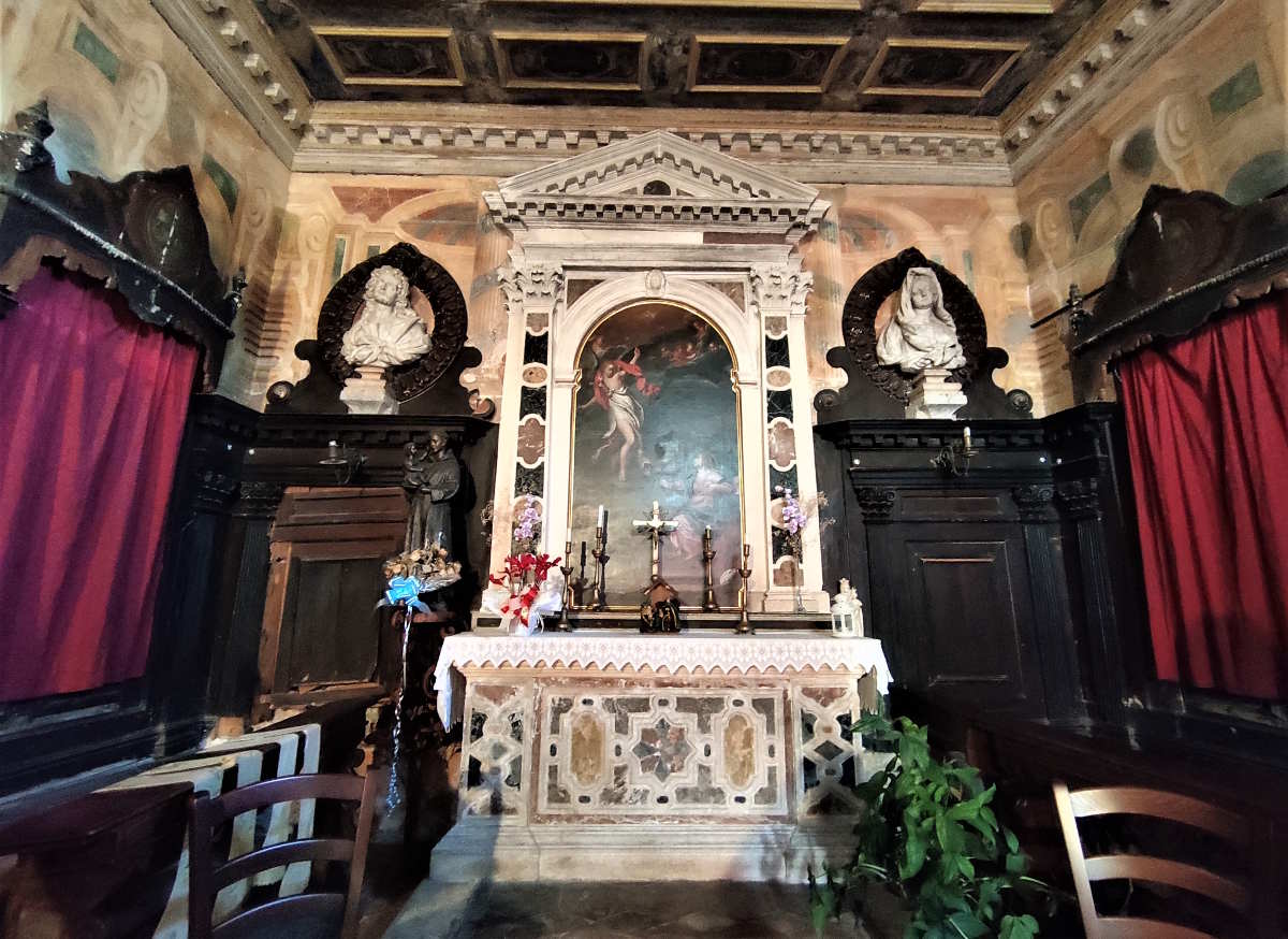 Visitare la Bassa Padovana: Altare nell'Oratorio della Beata Vergine Maria Annunciata nel borgo di Pontemanco