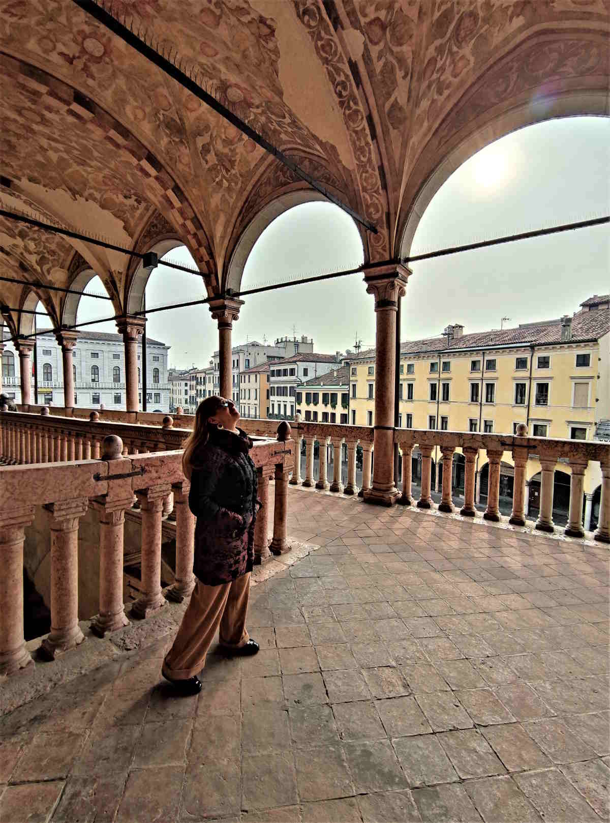 Cosa fare a Padova - Visitare il Palazzo della Ragione, qui la loggia affrescata
