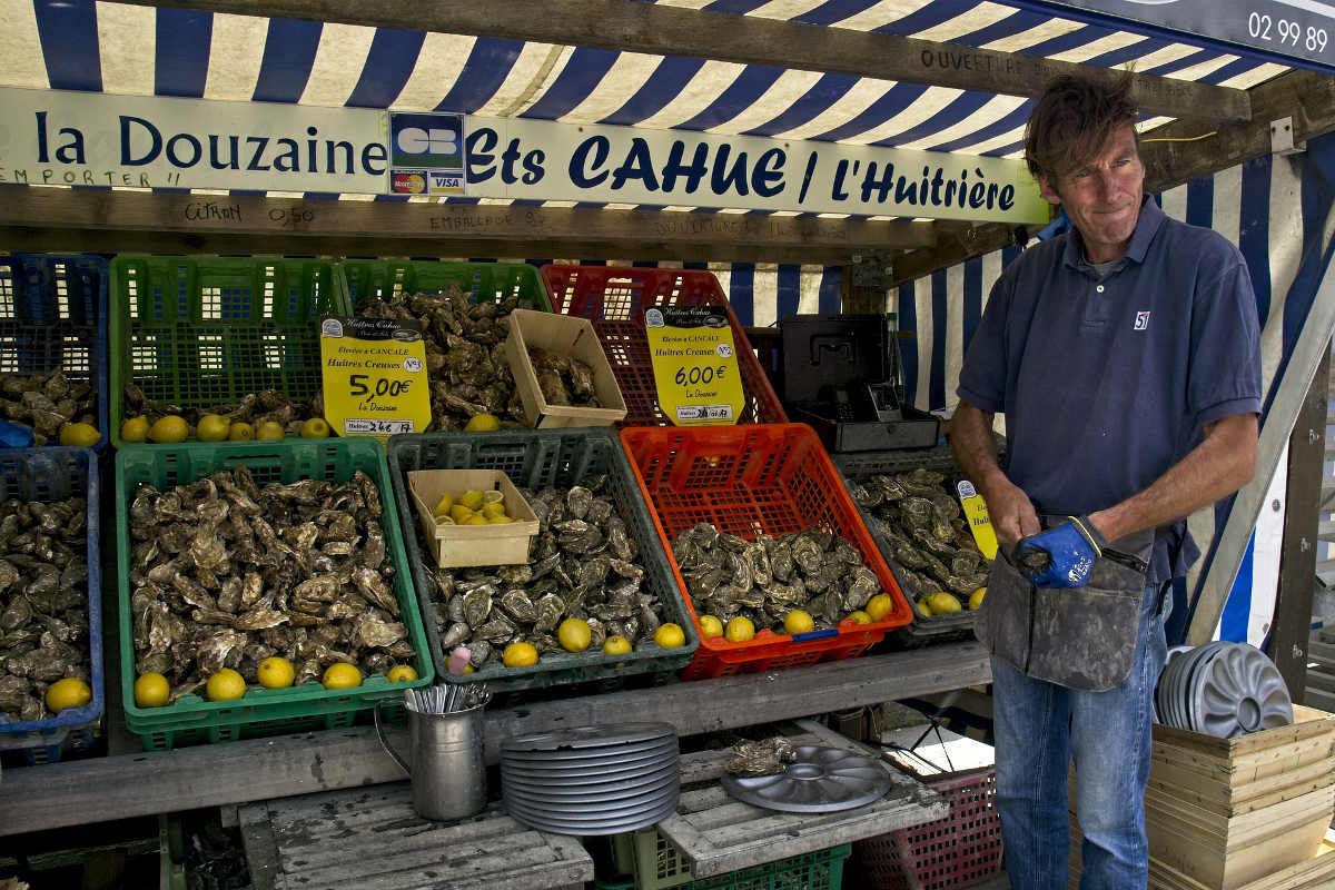 Villaggi europei impedibili da visitare: venditori di ostriche al Mercato di Cancale in Francia