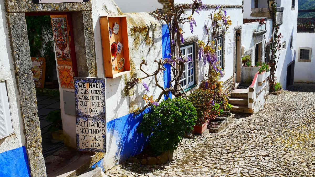 Borghi in Europa da visitare Vicoli e colori nel Borgo di Obidos in Portogallo