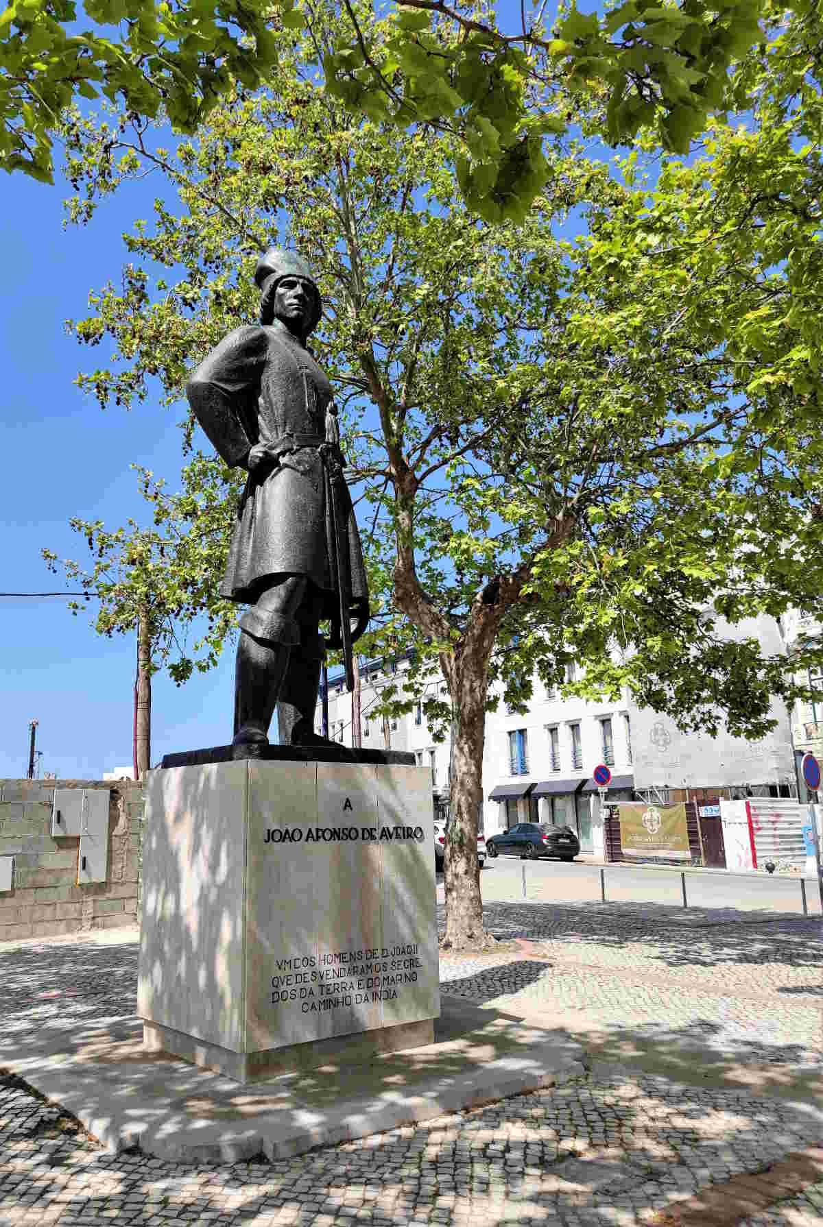Cosa vedere ad Aveiro - Statua a personaggio storico nei Giardini del Rossio