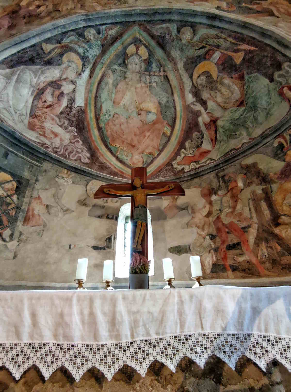 Visita a Castel Taufers in Valle Aurina - Particolari dell'abside affrescata e del Crocefisso ligneo