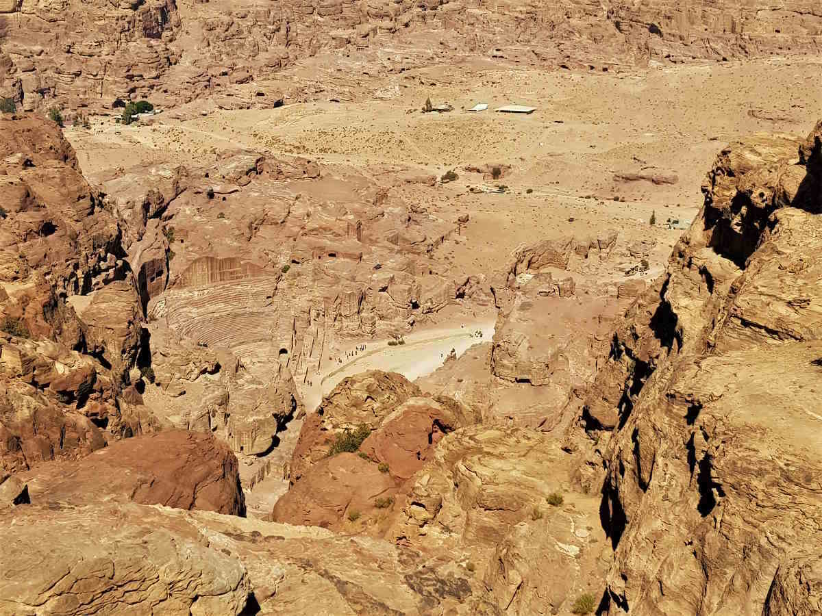 Siti archeologici da visitare nel mondo Petra, Giordania, imperdibile vista dall'alto durante un trekking nel sito 