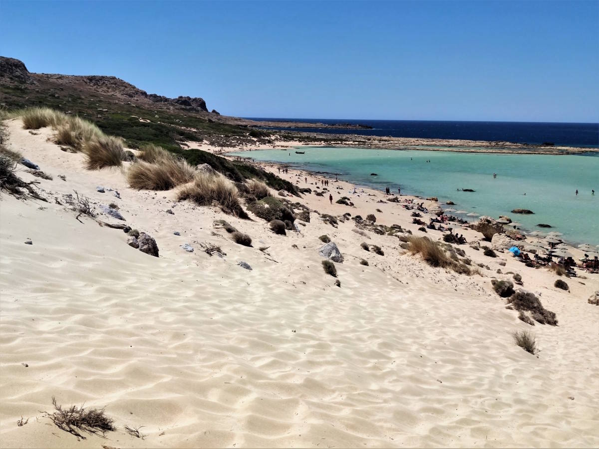 I sistemi dunali e la vegetazione sulla spiaggia di Balos Beach a Creta Ovest:  fra le cose da vedere imperdibili