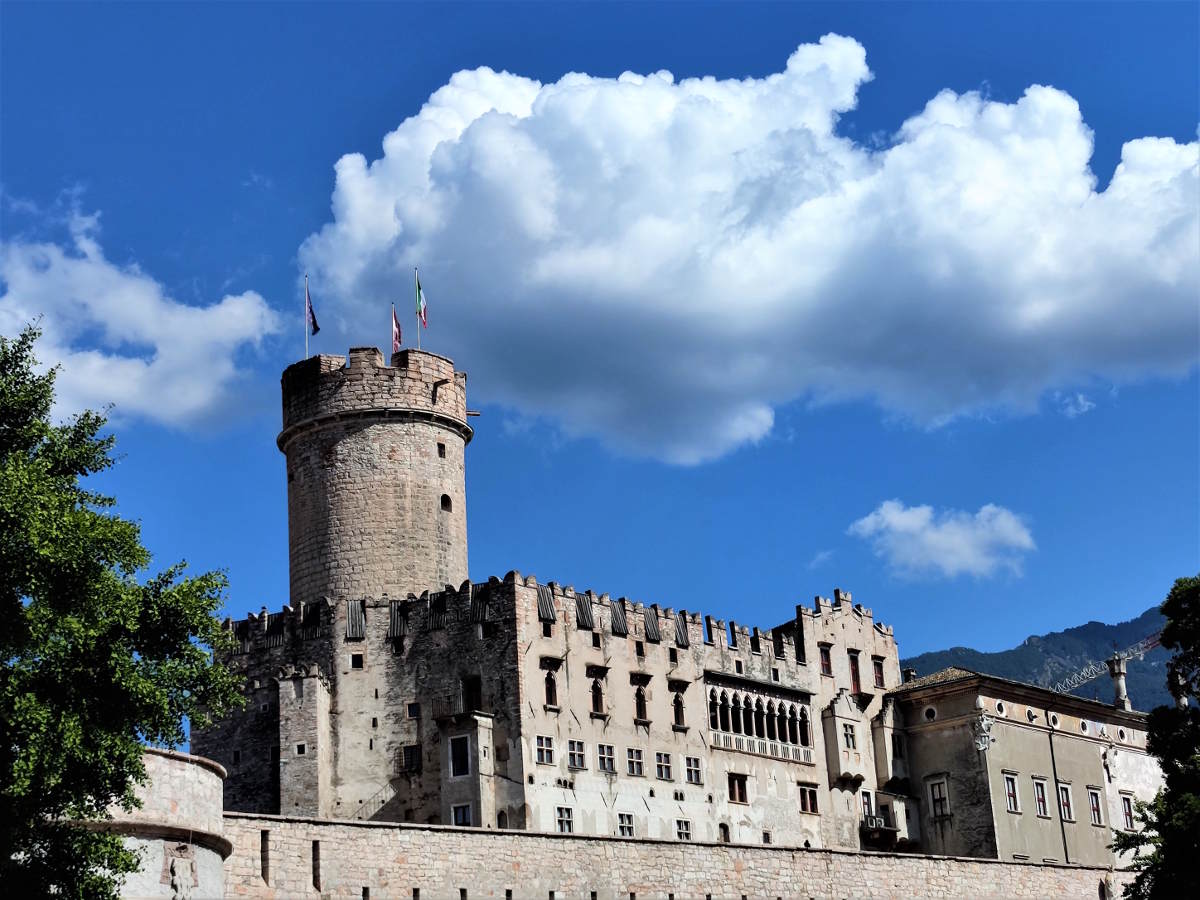 Cinta muraria e facciata del Castello del Buonconsiglio a Trento