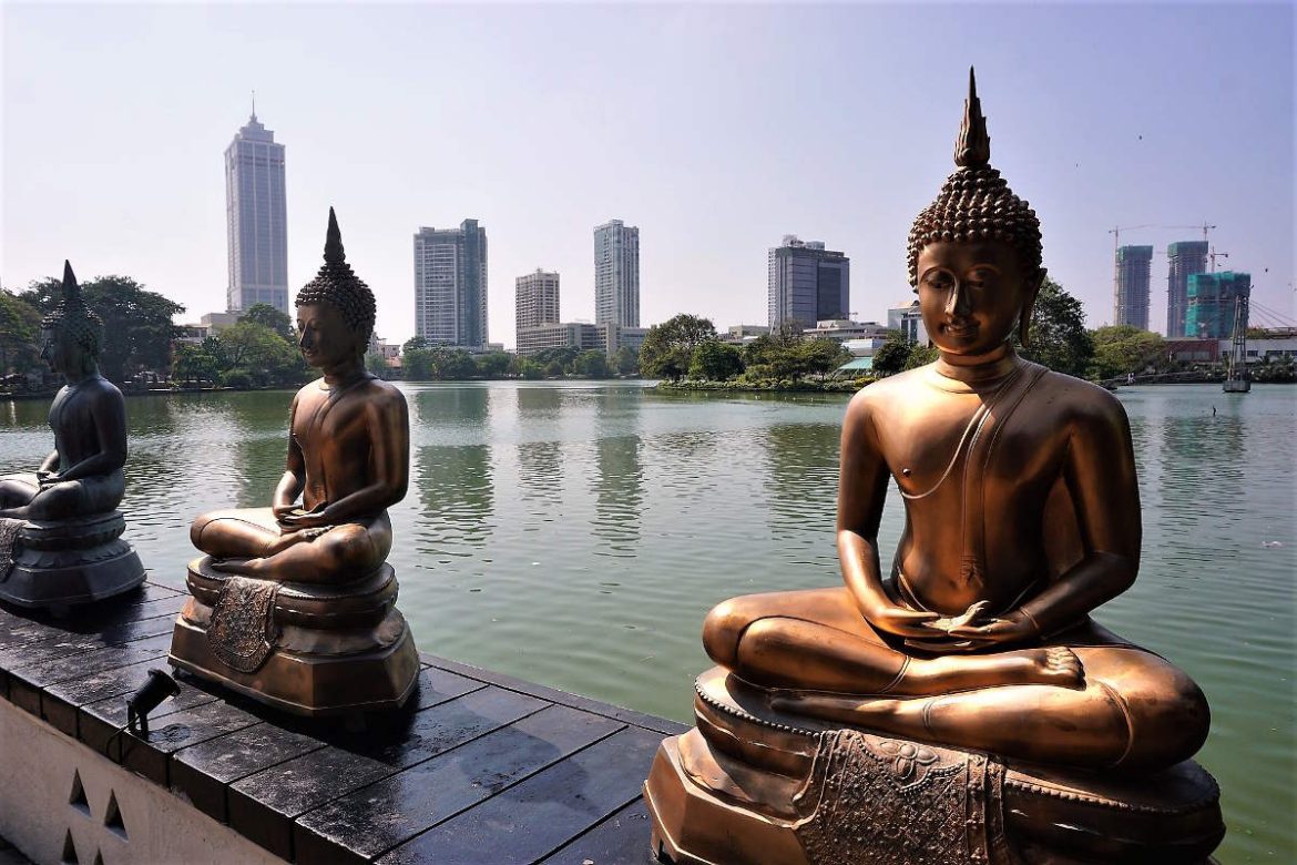 Vacanze al caldo in inverno: destinazioni non solo mare, come lo Sri Lanka ( In foto statue di Buddha a Colombo)