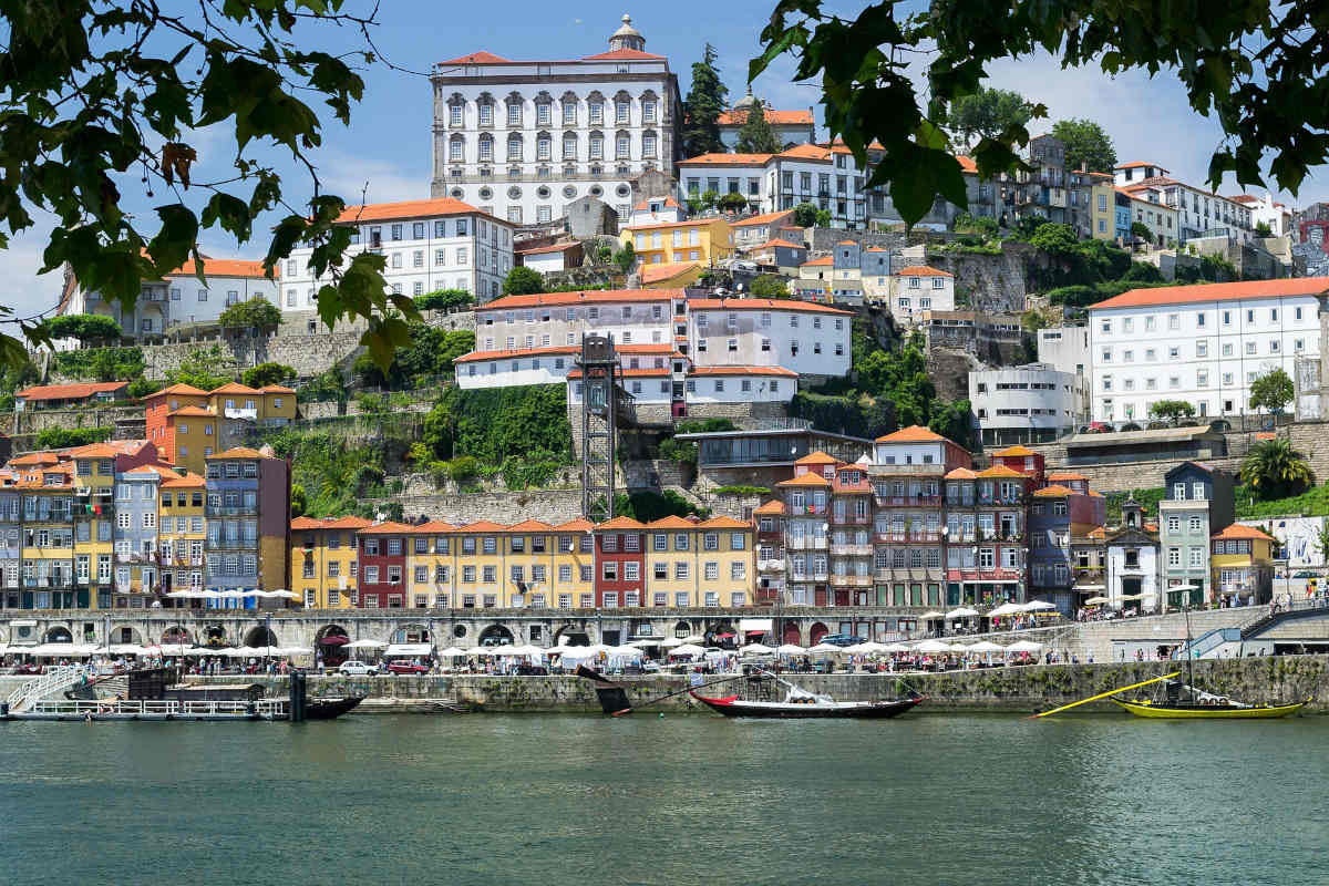 Cosa vedere a Porto e dintorni: Panorama della Ribeira da Villa Nova de Gaia (Portogallo)
