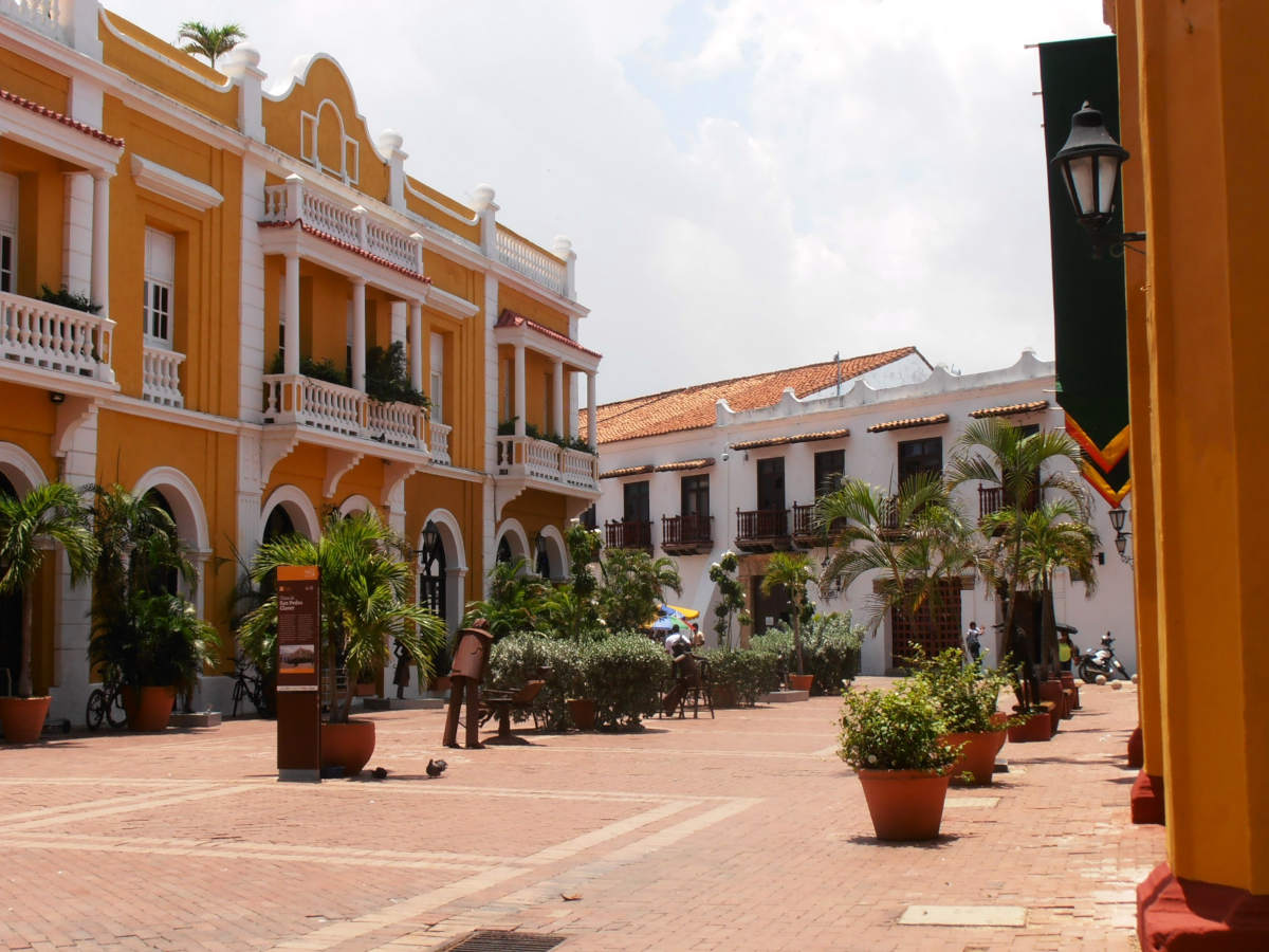 Vacanze in inverno al caldo: Una piazza nel centro storico di Cartagena