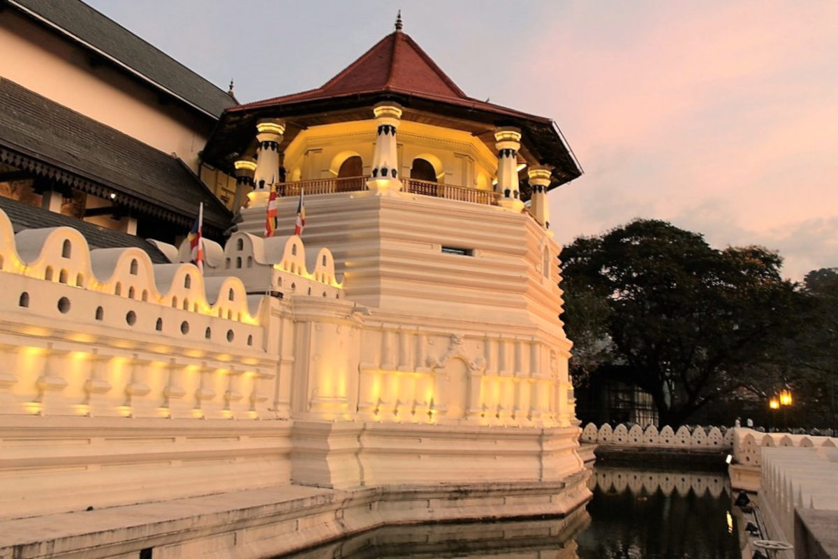 Dove trascorrere le vacanze al caldo in inverno: In Sri Lanka! Il tempio del Dente di Buddha a Kandy