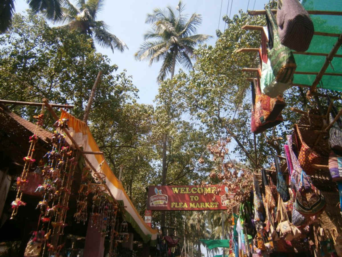 il mercato del Flea Market a Goa in India nella giungla