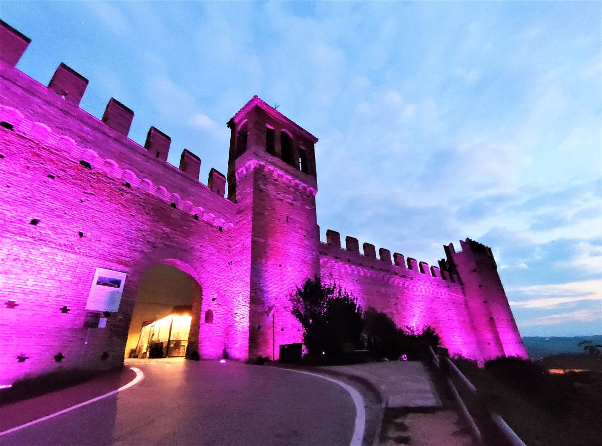 Le mura esterne del Borgo di Gradara illuminate al tramonto