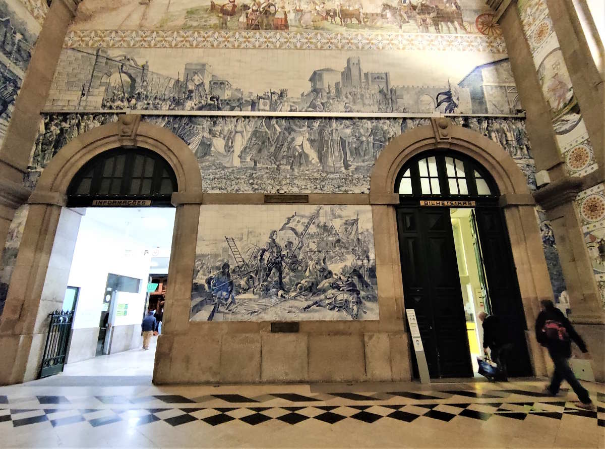 L'atrio della Stazione Sao Bento a Porto con i suoi mille azulejos