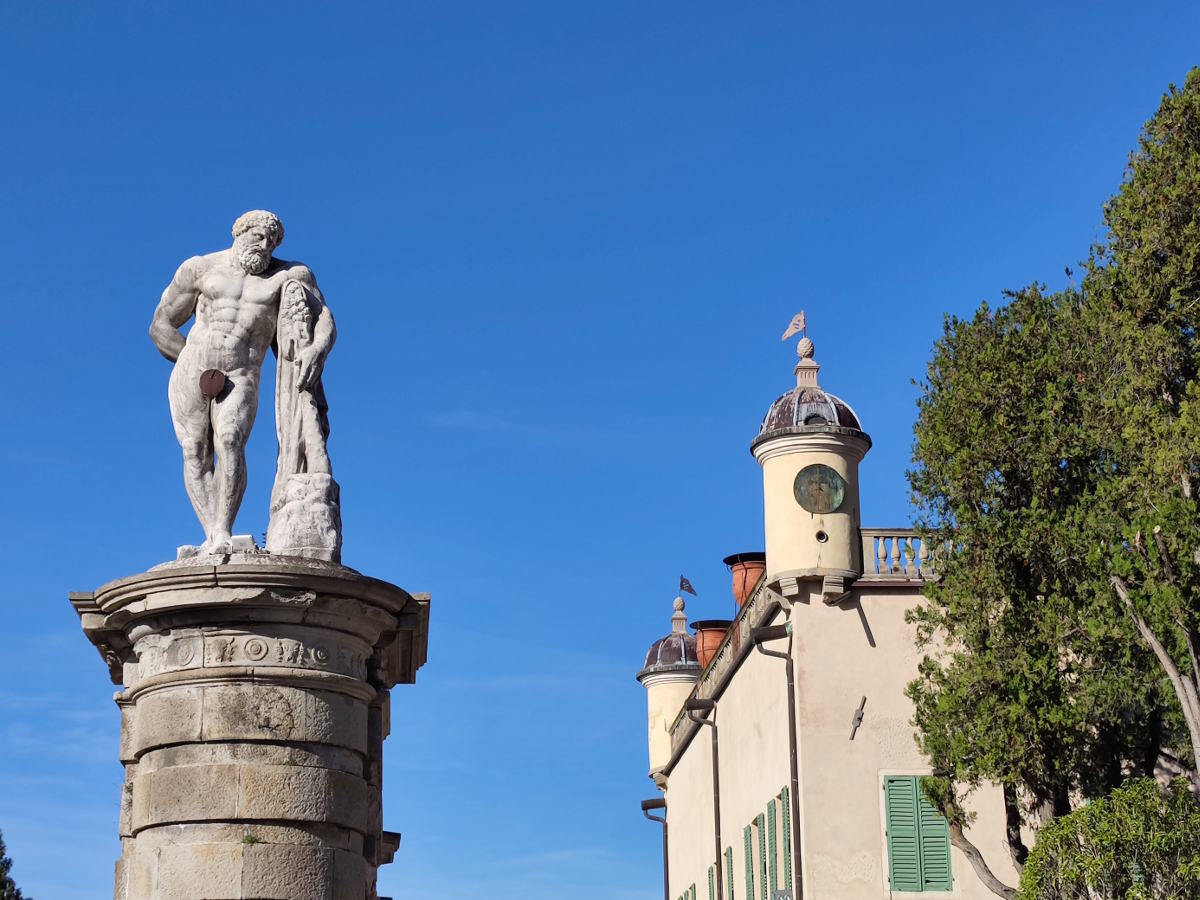 Le statue giganti all'entrata del Castello del Catajo, Reggia dei Colli Euganei in comune di Battaglia Terme a Padova