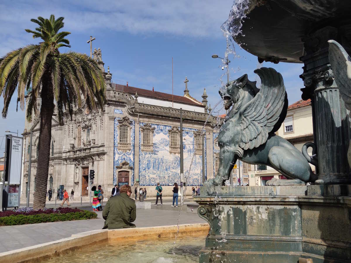 Praça de Gomes Teixeira e la fontana dei Leoni