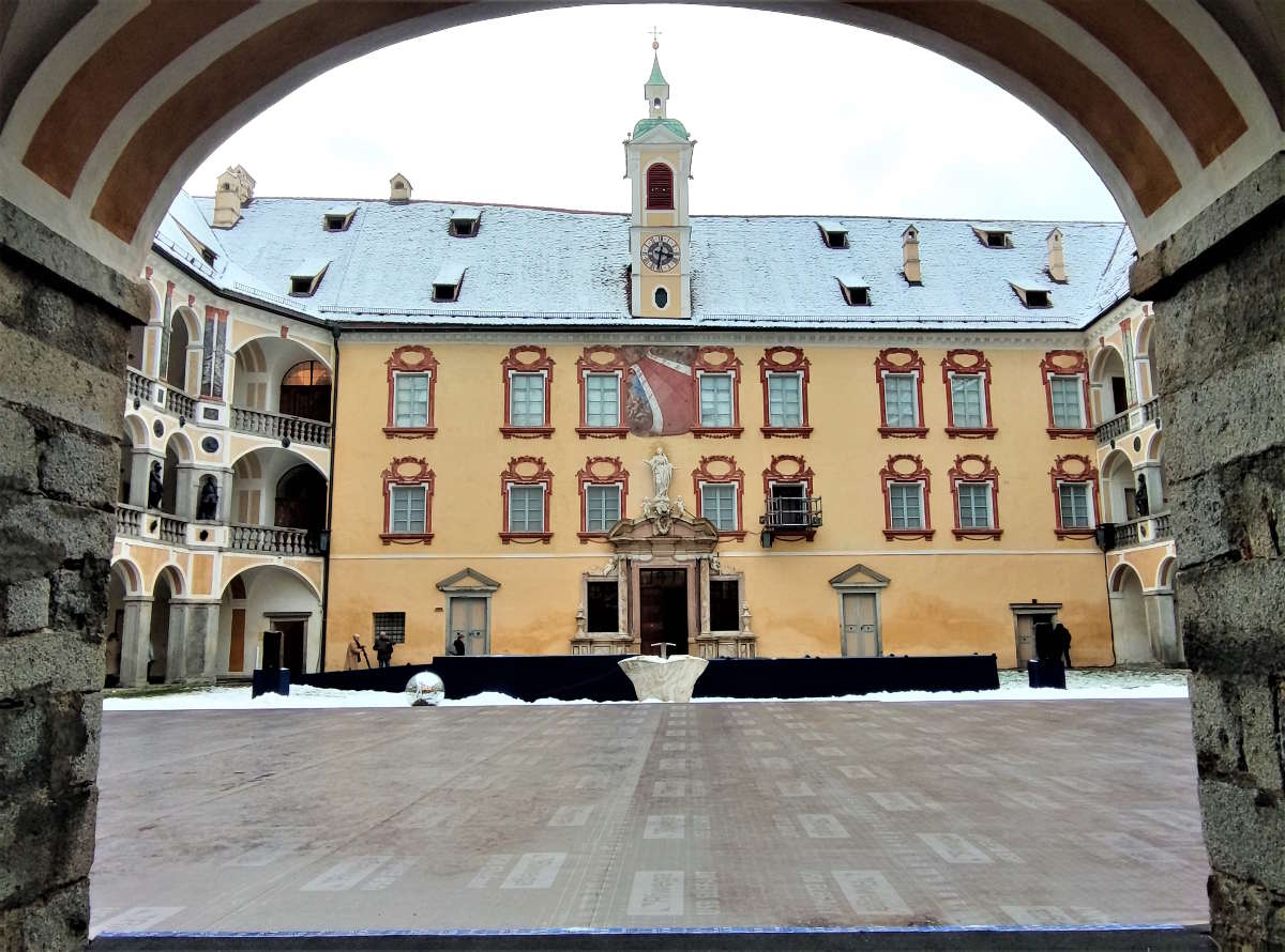 Cortile in inverno della Hofburg di Bressanone