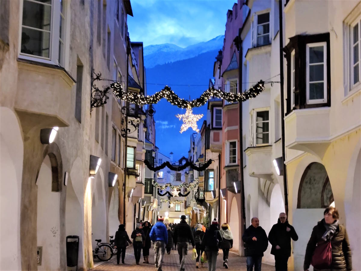 Le strade di Bressanone inghirlandate per le feste natalizie