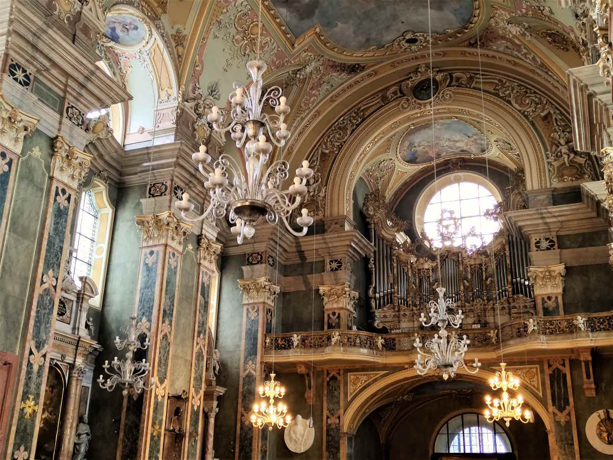 Bressanone non solo a Natale: Particolari del Duomo (organo principale e lampadari)