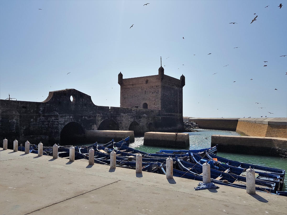 La Sqala du Port a Essaouira Marocco con Bastione circolare del Borj el-Barmil, Oceano Atlantico e Barche