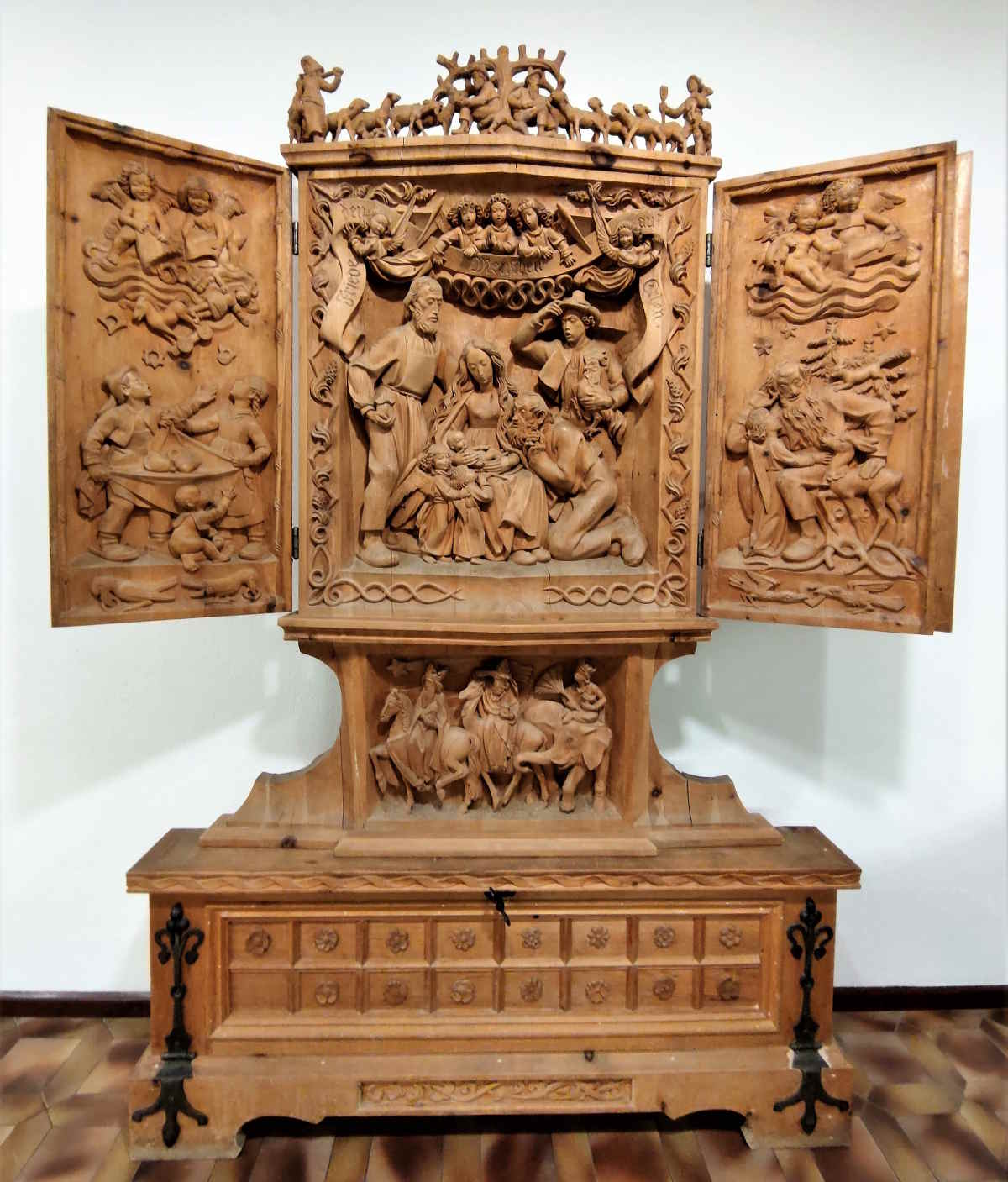 Presepe-altare a portelle di Luis Insam: esempio di arte del legno in Val Gardena