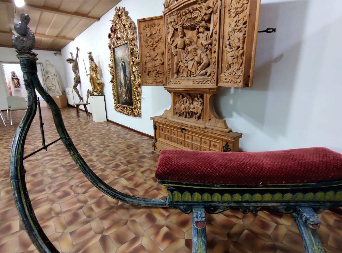 Donazione della signora Sanoner: Slitta da Cavallo intagliata in legno al Museo di Ortisei