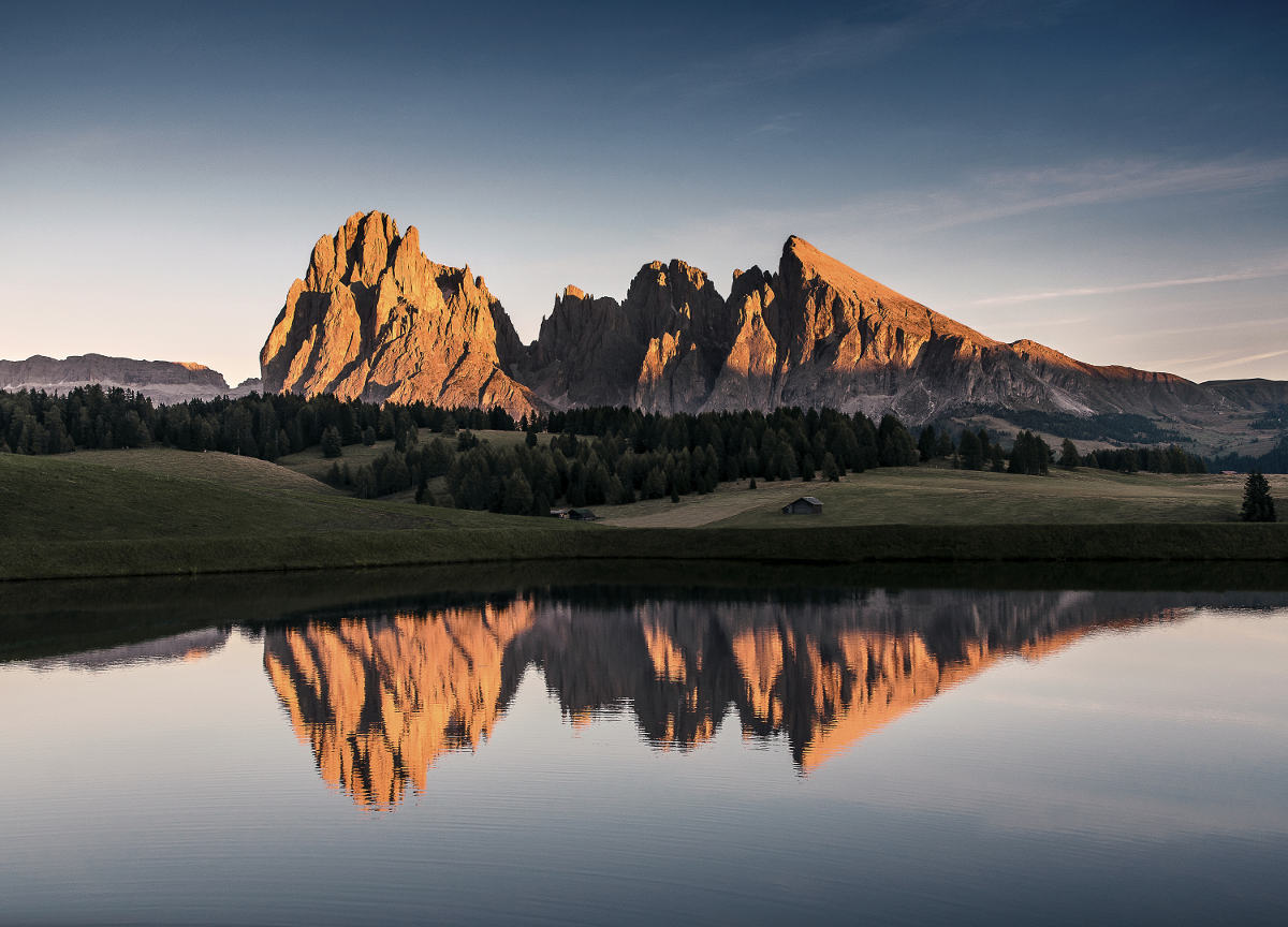 Natura vicino a Ortisei, in Val Gardena: Lago Lagustel al tramonto con riflessi del Sassolungo