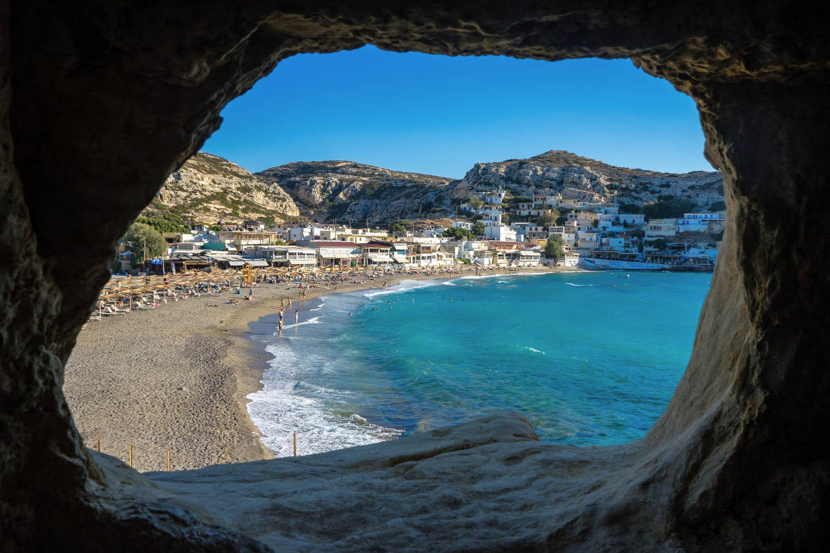 Isole greche più belle da visitare - Creta: La spiaggia di Matala vista delle grotte