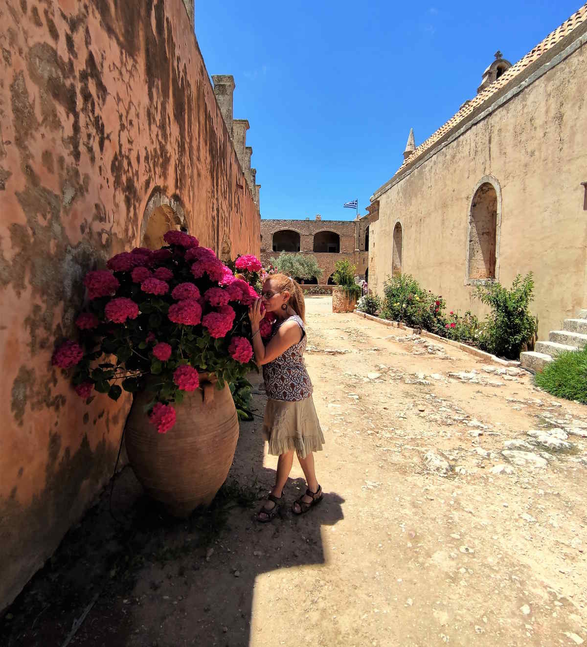  Arkadi Monastery, fiori nel cortile