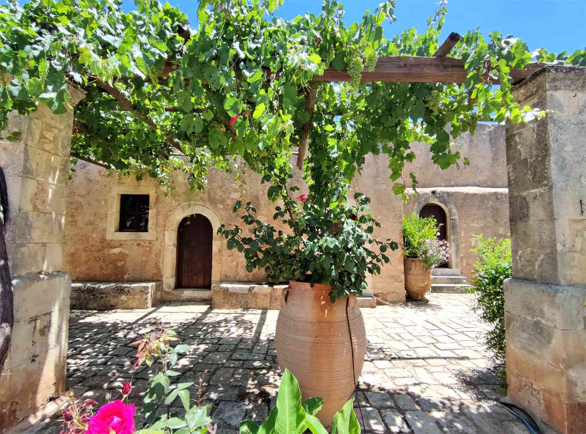 Piante e cortili nel Arcadi Moanastery