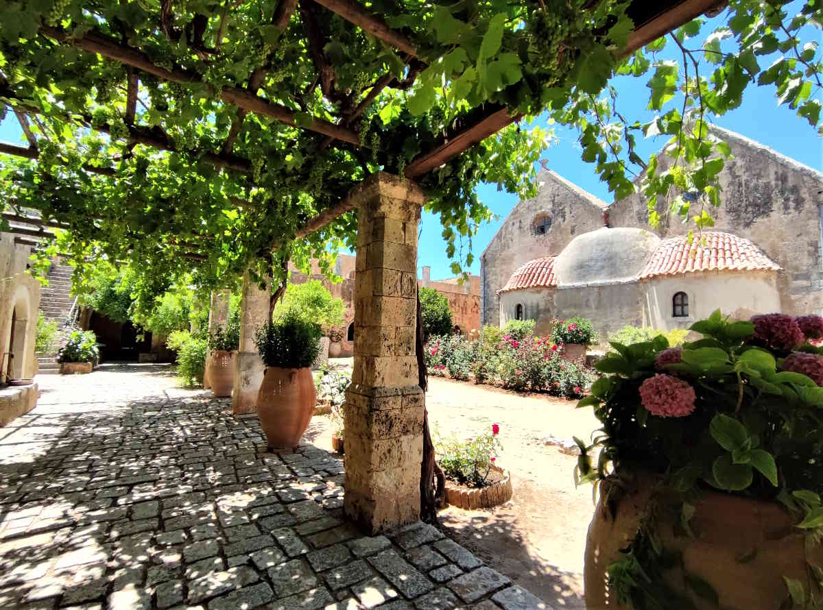 Cosa vedere nel Monastero di Arkadi a Creta: vista sulle absidi esterna della Chiesa