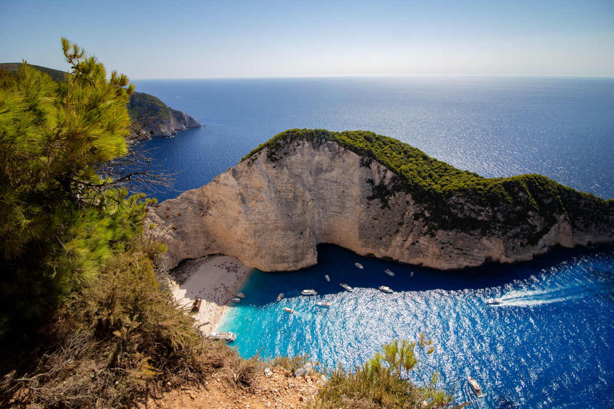 Isole greche: Panorama della Baia e spiaggia di Navagio sull'Isola di Zante