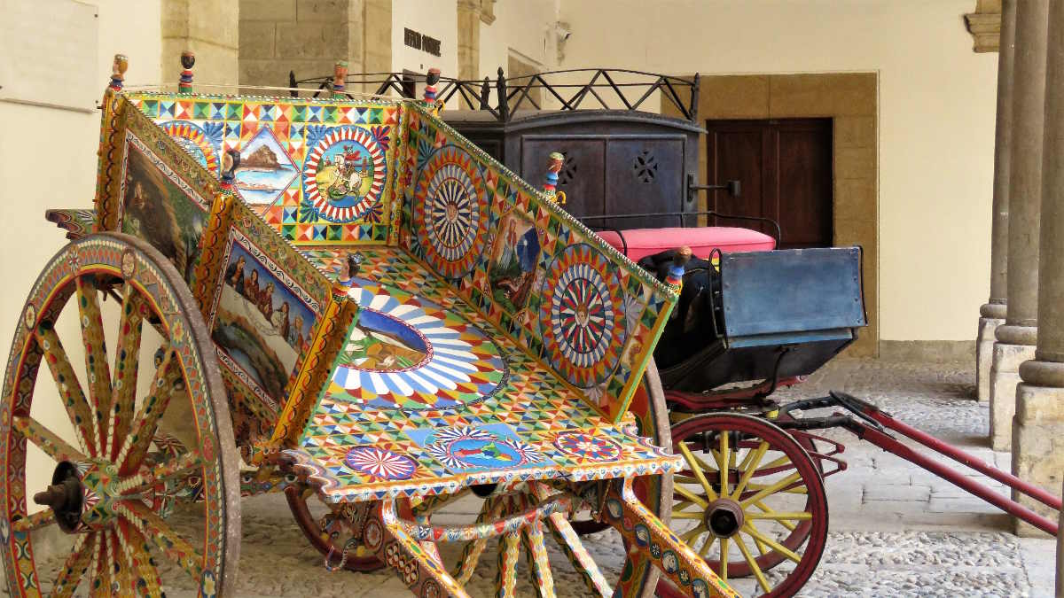 Carrettini e carrozze nel Cortile Maqueda del Palazzo Reale a Palermo