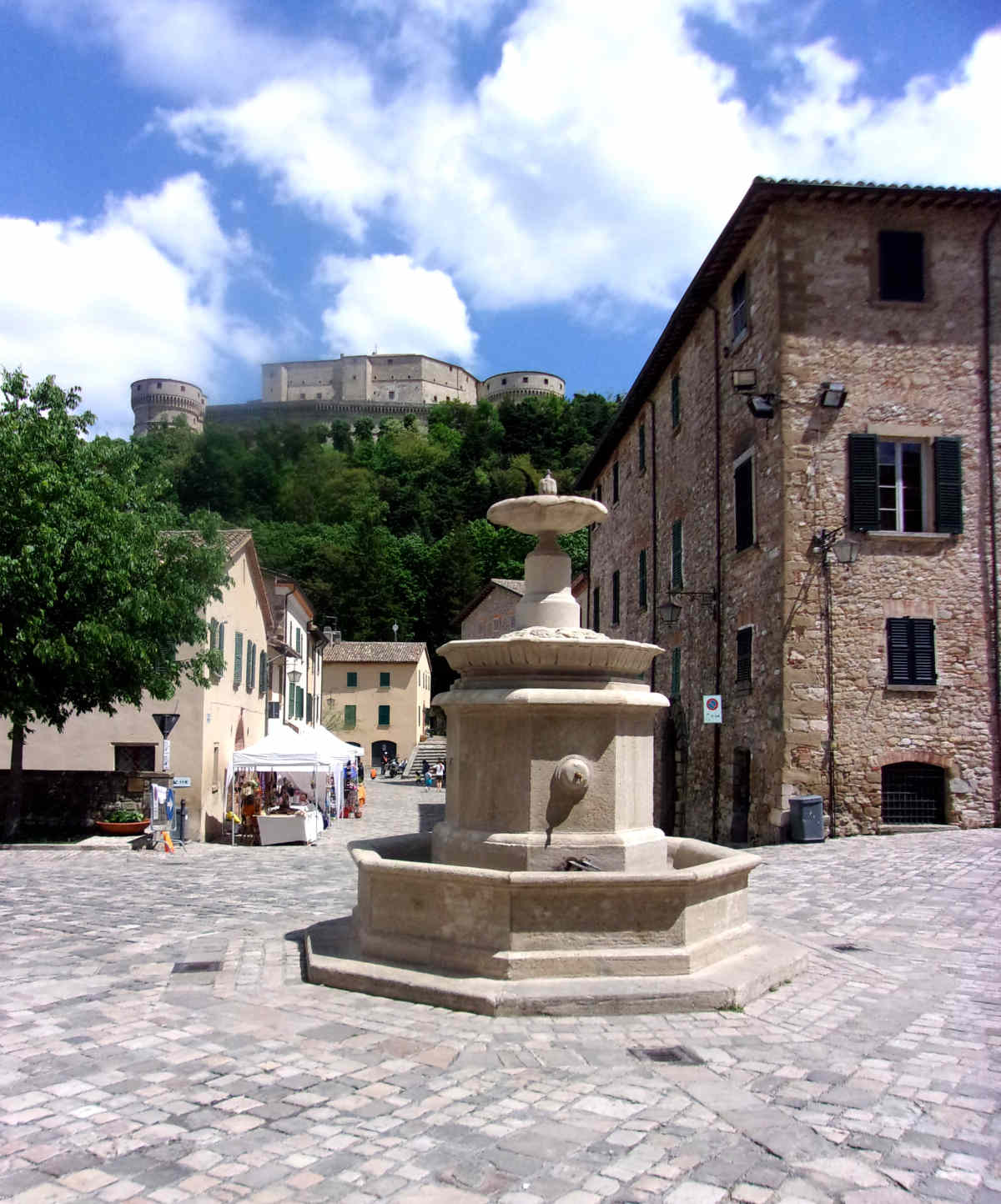 Borghi da visitare in Valmarecchia; Piazza Dante e la fortezza a San Leo